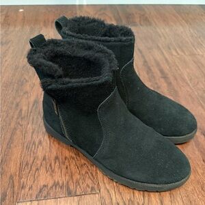 Woman Ugg zip boot size 8